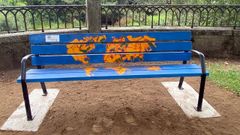 El paseo de A Tafona, en Caldas, luce un banco para disfrutar de la poes�a