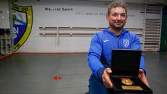 Juan Luis Mart�nez en la sede del Natural Sport, en Ribeira, muestra la medalla que le entreg� la federaci�n espa�ola y que decidi� regalar a sus padres.