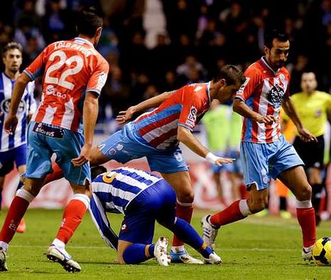 Pav�n, Seoane y De Coz, ante un jugador del Deportivo en el 0-0 de Riazor.