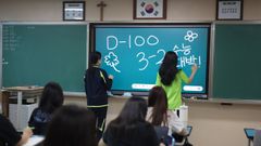 Estudiantes manejando una pizarra digital en un instituto de Corea del Sur.