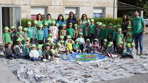 Alumnos del CRA Amencer (Ribadavia) hicieron un enorme cartel contra el cambio climtico.