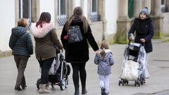 Imagen de archivo de una familia paseando por Lugo