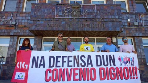 Trabajadores de Urbaser, concentrados ante la casa consistorial vilalbesa este lunes.