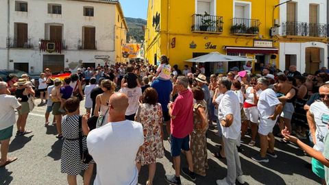 Vecinos de la Vall de Gallinera protestan contra un ataque hom�fobo en las fiestas de Benial�.