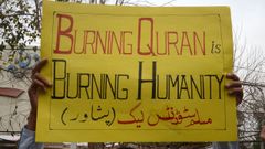Los partidarios del partido Liga de Hombres Musulmanes sostienen un cartel que dice en urdu �La quema del Cor�n es el peor tipo de terrorismo de Suecia� durante una protesta contra Suecia.