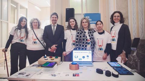 Las alumnas y profesoras del Sof�a Casanova, junto a la activista Noah Nigon (primera por la izquierda), el secretario de Estado de Educaci�n, Abelardo de la Rosa, y la ministra Milagros Tol�n.