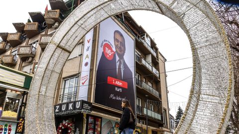 Cartel electoral en Pristina.
