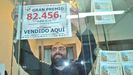 Ux&iacute;o Lorenzana, responsable de la administraci&oacute;n de loter&iacute;a de Chantada, con un cartel de un premio de un pleno al quince que fue sellado en este local en enero del 2012