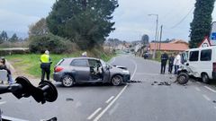La furgoneta y el autom�vil, tras la colisi�n, en el kil�metro 1 de la AC-116