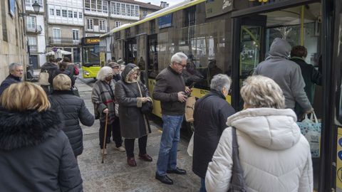 Viajeros subi�ndose a un autob�s urbano en el casco hist�rico de Santiago