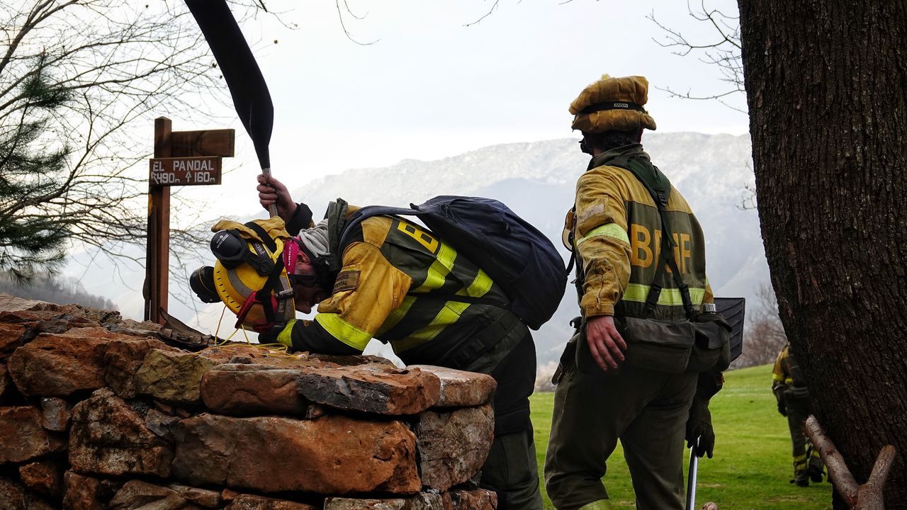 La lluvia calma la oleada de incendios en Asturias