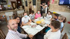 Clientes en un bar de Guitiriz el mi�rcoles a mediod�a 