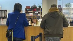 Una administrativa atiende el tel�fono en un centro de salud de Vigo