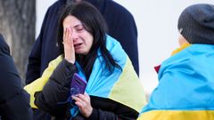 Olga Letnieva, una ciudadana ucraniana que est� de vacaciones en Noruega, llora tras hablar por tel�fono con un familiar residente en Ucrania
