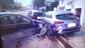 El veh&iacute;culo de la marca KIA que estaba estacionado fue desplazado por efecto del golpe, qued&oacute; sobre la acera y acab&oacute; impactando contra el estacionado justo delante