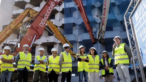 El director de la obra, �ngel Monteoliva (a la derecha, con el micr�fono) explicando las fases de la demolici�n del hotel de pacientes para las obras del Novo Chuac ante la conselleira de Infraestruturas, Mar�a Mart�nez Allegue (con los brazos cruzados) y diferente personal t�cnico y autoridades