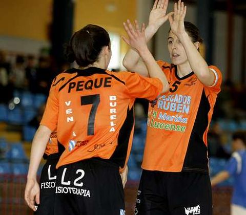 Peque, Lara y Dolo celebran uno de los diez tantos conseguidos ayer por el Burela.