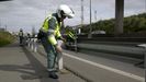 Colocacin de un radar Velolaser de la Guardia Civil en una carretera de A Corua