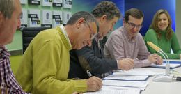 El presidente de los comuneros, Jos� Luis Parada, firm� con el alcalde el contrato de alquiler. 