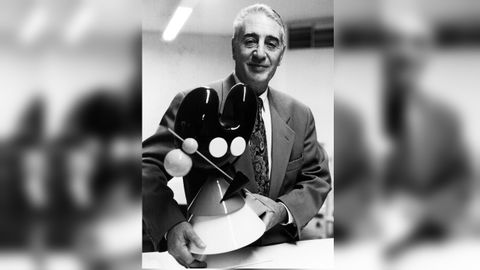 El diseñador Luis Carballo, con el Pelegrin en una imagen de archivo