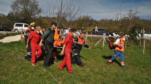 Personal de emergencias evac�a a un deportista herido en una ca�da en la Fervenza das Pedreiras, en Folgoso do Courel, en un accidente ocurrido en noviembre del 2022