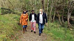 De izquierda a derecha, la conselleira de Medio Ambiente, el primer teniente de alcalde y el alcalde de Ma��n, en una visita reciente al r�o Sor