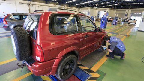 Examen de un veh�culo en la ITV de Lugo.