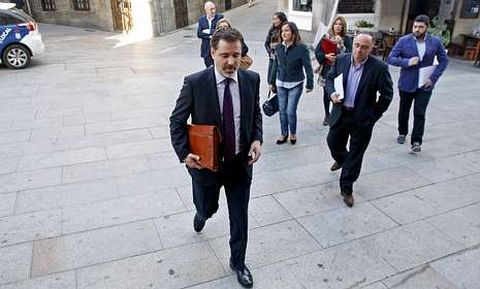 El portavoz del PP, Jacobo Moreira, lleg� al pleno de ayer seguido por el resto de su grupo. 