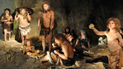 Recreaci�n de un grupo de neandertales en una cueva