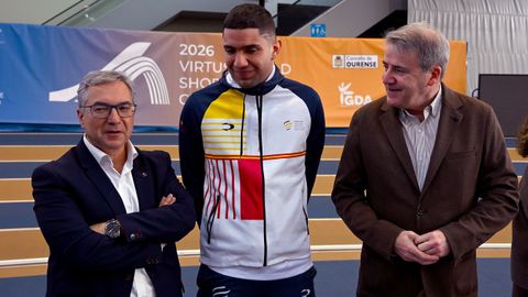 El atleta ourensano de la selecci�n espa�ola Mart�n Fern�ndez Novoa, entre Luis Menor y Manuel Pardo