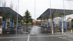 La electrolinera de la AP-9 en O Burgo permanece vallada, y los surtidores, envueltos.