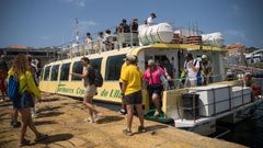 Pasajeros de Cruceros del Ulla en el puerto de Ribeira, a su regreso de una visita a Slvora hace unos das.