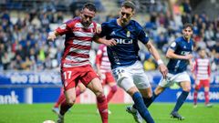 Quini y Dani Calvo disputan un bal�n durante el Oviedo-Granada