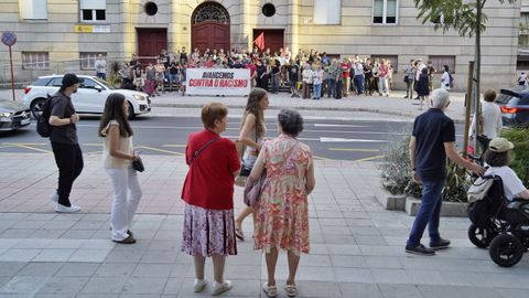 Concentraci�n en la Subdelegaci�n de Ourense contra el racismo.