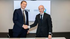 El primer ejecutivo de Inditex, �scar Garc�a Maceiras, (a la derecha) con el vicepresidente Ejecutivo de Conservation International, Sebastian Tro�ng