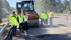 El delegado, el alcalde de Padr�n y la concejala de Turismo supervisan los trabajos en la v�a N-550, concretamente en el tramo de la variante.