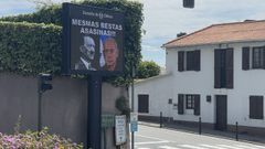 Pantalla informativa de Oleiros en la que equiparan a Hitler y Netanyahu.