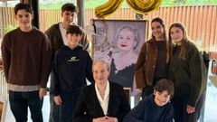 Celia Valerias Rodr�guez, con sus seis bisnietos, �scar, David, Iago, Sara, Sim�n y Carmen