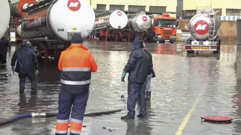 Una estación de servicio de Sant Boi (Barcelona), inundada por las intensas lluvias