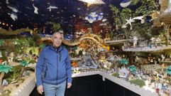 Paco Otero posa junto al bel�n privado que cada a�o abre al p�blico en Santiago.