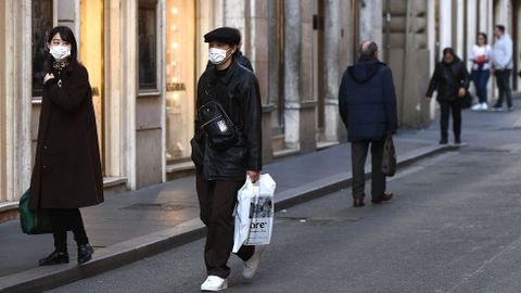 Turistas con mascara en Roma