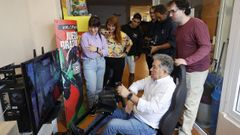 El alcalde Miguel Anxo Fernndes Lores visita el local de la Asociacin Gaming Troop, presenta la nueva edicin de Lrez Up y juega una partida en un juego de conduccin