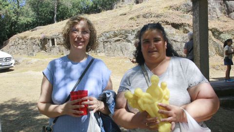 Dos de las devotas que no se pierden la romera ningn ao