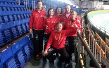 Dom�nguez, agachado con su medalla, junto a otros atletas de su club.