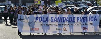 Usuarios, trabajadores del hospital y de centros de salud pr�ximos hicieron un recorrido alrededor del Virxe da Xunqueira.