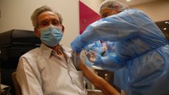 Daniel Cando, primer usuario de Saraiva S�nior, de Pontevedra, en recibir la segunda dosis de la vacuna