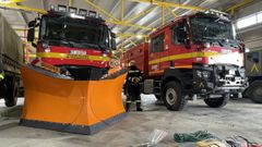 En la imagen, un cami�n quitanieves y otro equipado para acceder a incendios forestales. Forman parte del potente parque m�vil que maneja el batall�n de la UME de Le�n.