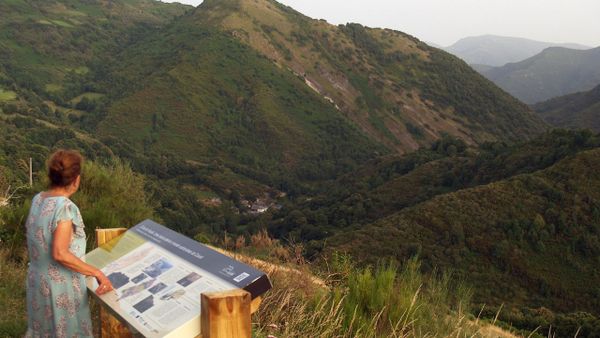 Un panel informativo en el valle de Visu&ntilde;a, por donde discurrir&aacute; la nueva ruta circular