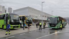 Imagen de parte de los autobuses contratados por Renfe para realizar los itinerarios alternativos por carretera con motivo de las obras en la estaci�n ferroviaria del complejo intermodal de A Coru�a.