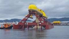 Estructura flotante de Magallanes Renovables en su botadura en la r�a de Vigo.
